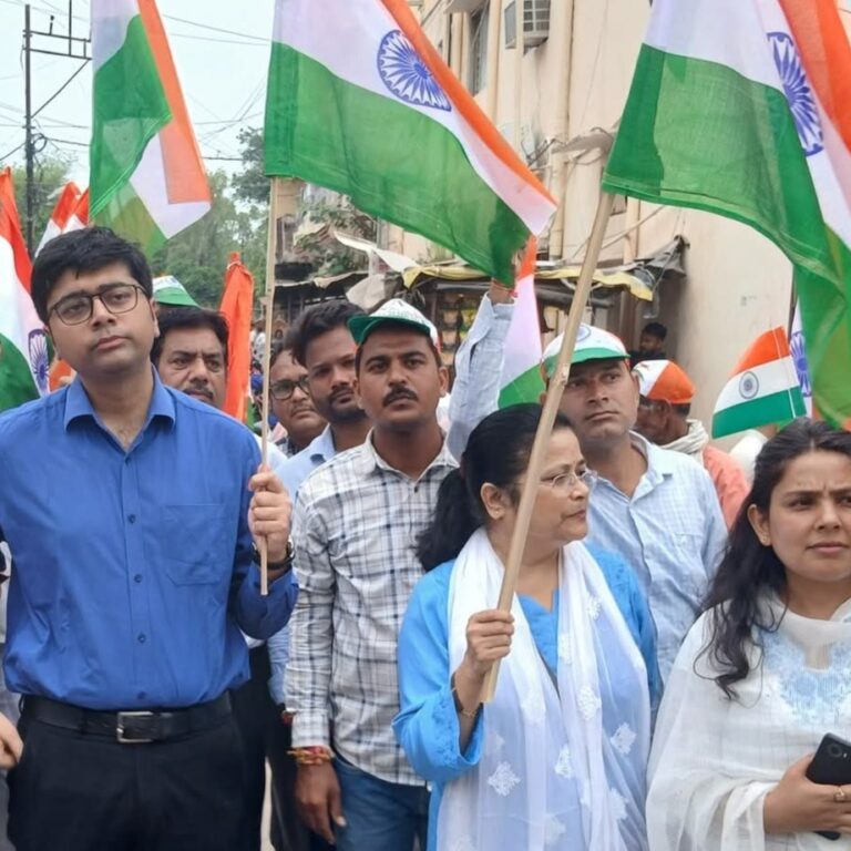 एसडीएम दिव्यांशु चौधरी, नगर पालिका सीएमओ, पार्षदगण, शिक्षा विभाग के अधिकारी-कर्मचारी एवं स्कूली बच्चों ने उत्साहपूर्वक भाग लिया