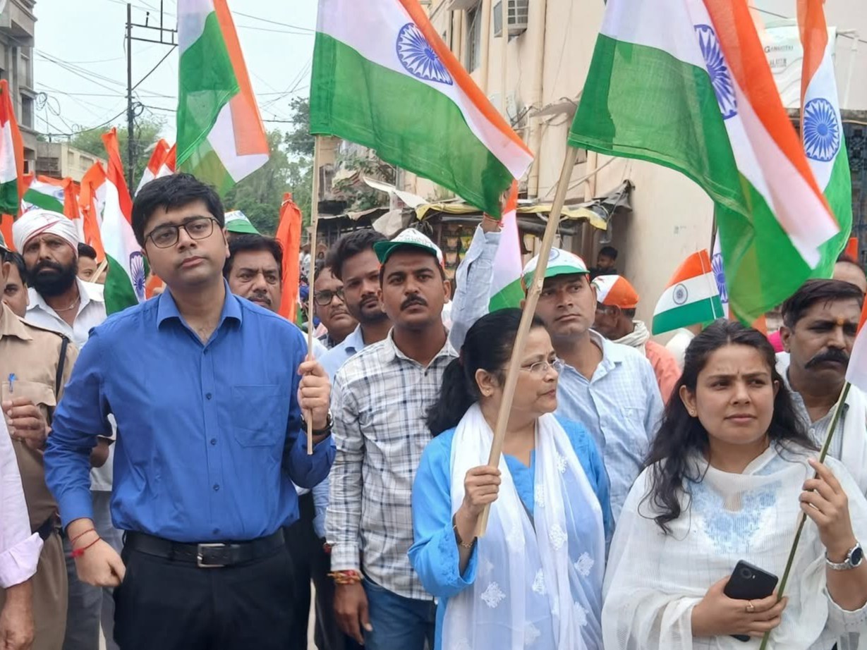 एसडीएम दिव्यांशु चौधरी, नगर पालिका सीएमओ, पार्षदगण, शिक्षा विभाग के अधिकारी-कर्मचारी एवं स्कूली बच्चों ने उत्साहपूर्वक भाग लिया