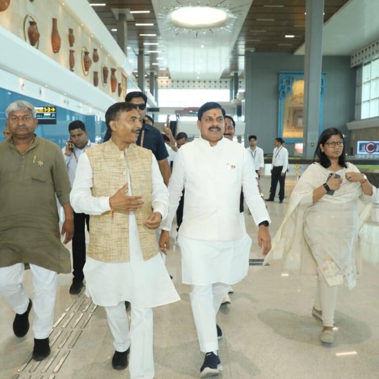 मुख्यमंत्री डॉ. मोहन यादव सोमवार को राजकीय विमान से ग्वालियर पहुंचे।