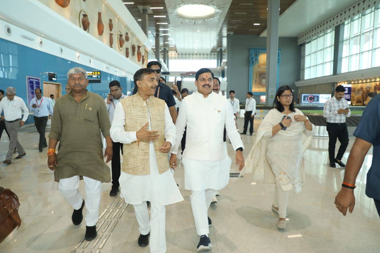 मुख्यमंत्री डॉ. मोहन यादव सोमवार को राजकीय विमान से ग्वालियर पहुंचे।