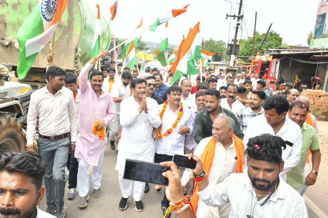 भव्य तिरंगा यात्रा में शामिल हुए सांसद भारत सिंह कुशवाह