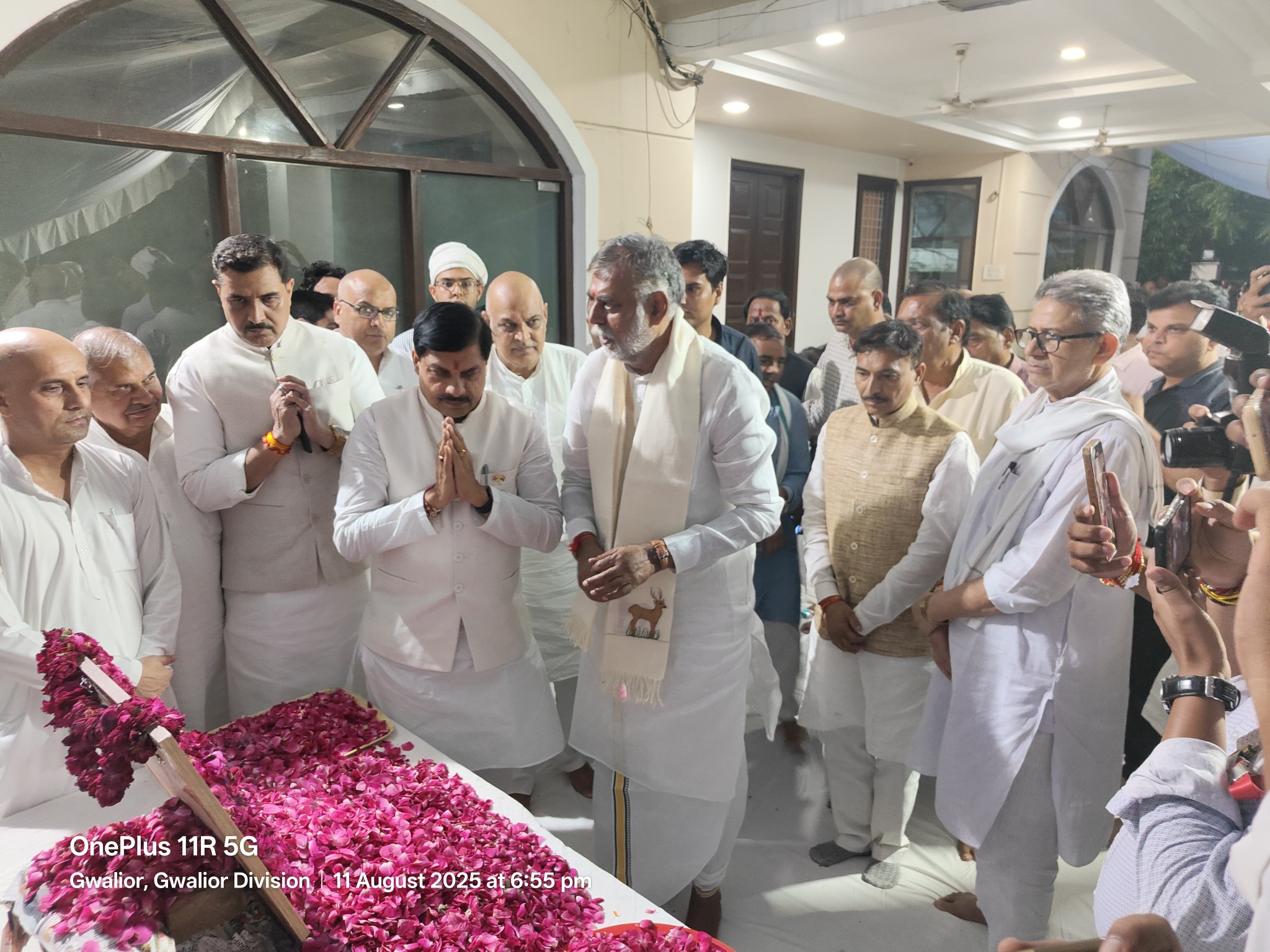 वरिष्ठ नेताओं ने राज्यसभा सांसद अशोक सिंह की माताजी को दी श्रद्धांजलि