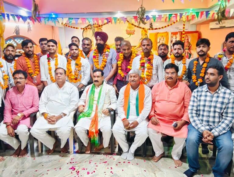 डबरा में भाजपा की टिफिन गोष्ठी, पूर्व गृह मंत्री डॉ. नरोत्तम मिश्रा ने किए पदाधिकारियों का सम्मान