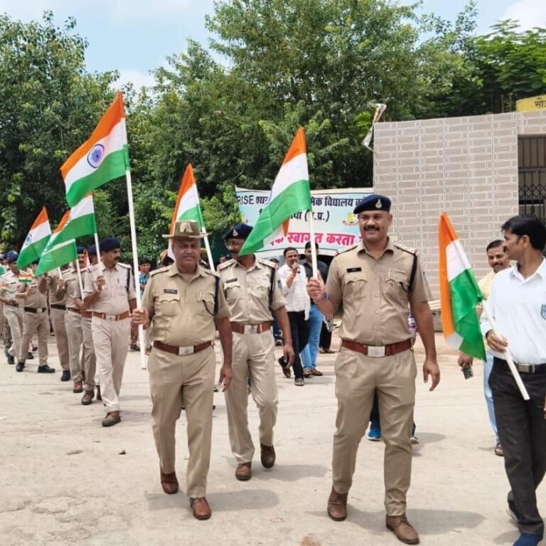 बड़ौनी कस्बा में भव्य #तिरंगा_यात्रा निकाली।