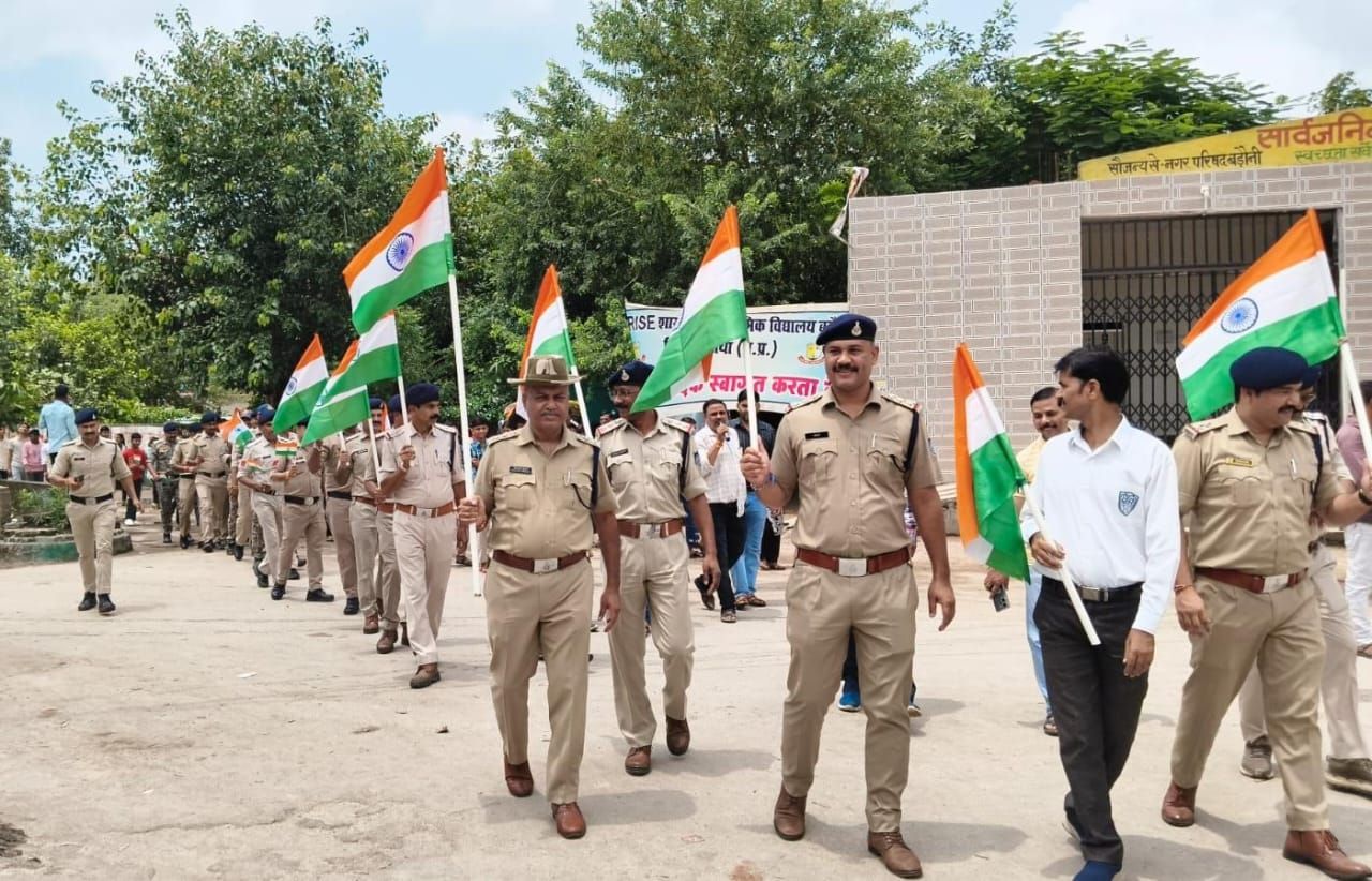 बड़ौनी कस्बा में भव्य #तिरंगा_यात्रा निकाली।
