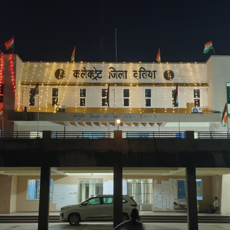 स्वतंत्रता दिवस की पूर्व संध्या पर तिरंगे की रोशनी में जगमगाया दतिया कलेक्ट्रेट भवन