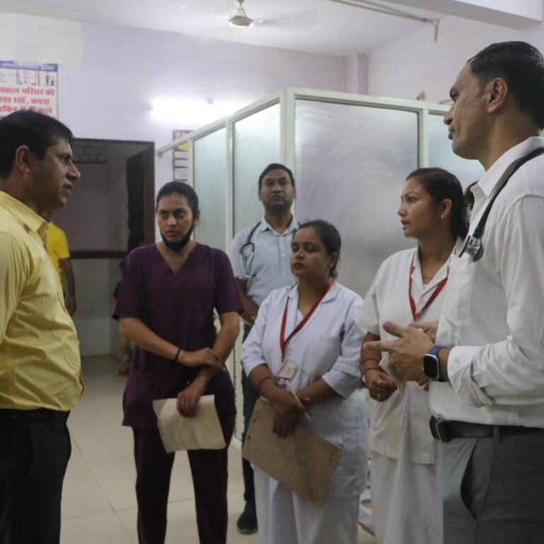 कलेक्टर ने जिला अस्पताल का औचक निरीक्षण कर स्वच्छता व्यवस्था पर जताई नाराज़गी