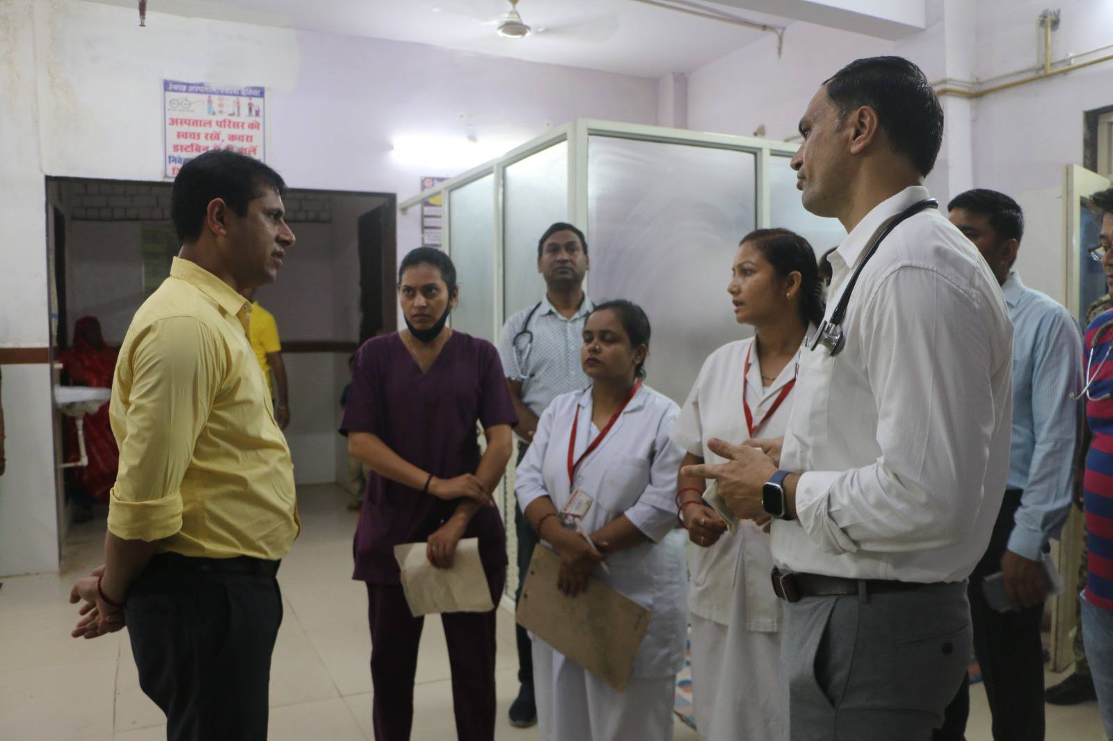 कलेक्टर ने जिला अस्पताल का औचक निरीक्षण कर स्वच्छता व्यवस्था पर जताई नाराज़गी