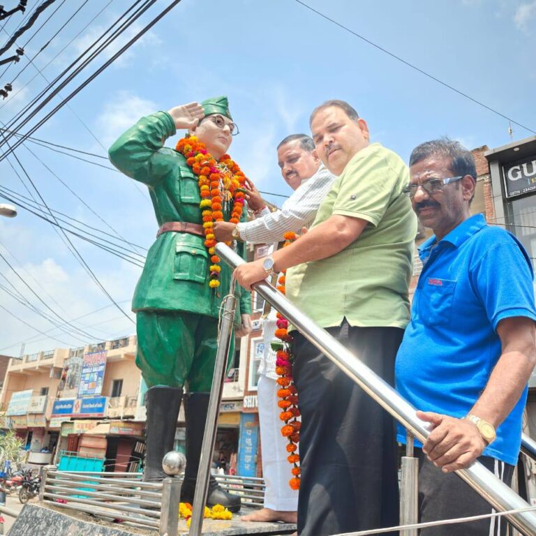 डबरा में नेताजी सुभाष चंद्र बोस को दी श्रद्धांजलि