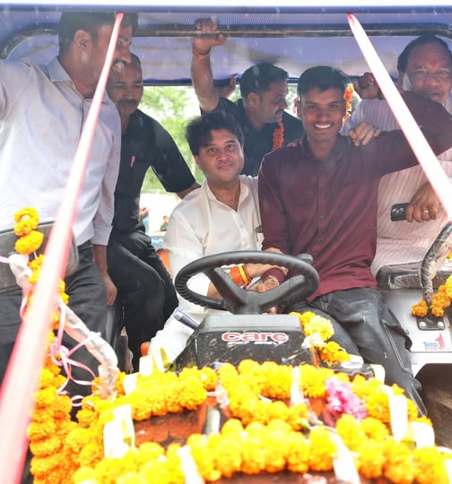 बाढ़ के बीच साहस का परिचय देने वाले गिर्राज को ज्योतिरादित्य सिंधिया ने भेंट किया ट्रैक्टर