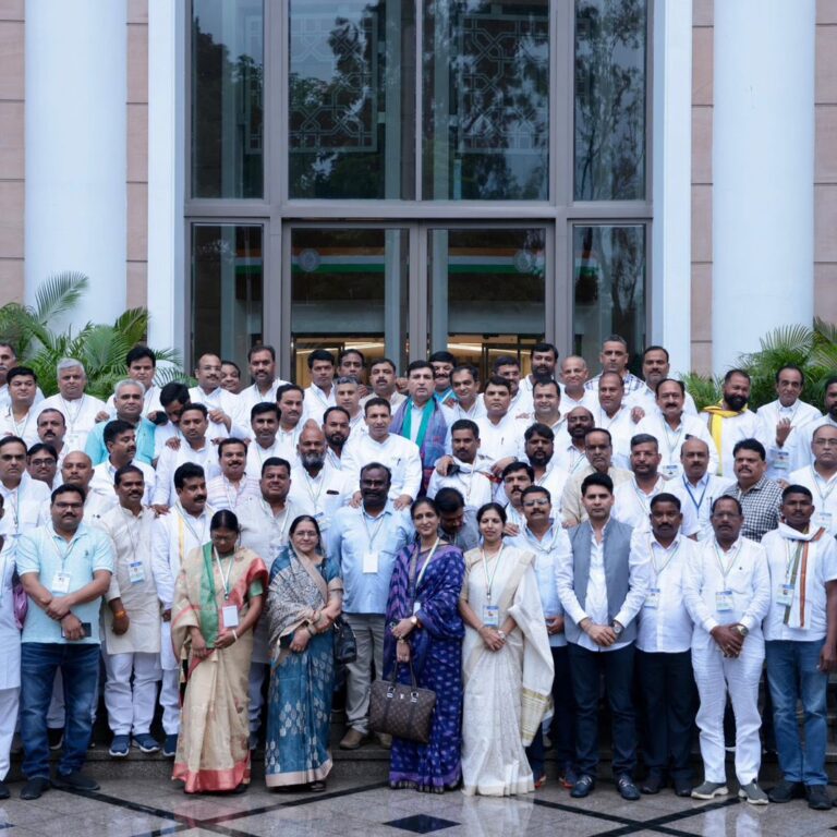 कांग्रेस विधायक और पूर्व मंत्री जीतू पटवारी ने आज नई दिल्ली स्थित कांग्रेस मुख्यालय में प्रदेश कांग्रेस प्रभारी हरीश चौधरी से मुलाकात की। इस दौरान उन्होंने प्रदेश के सभी नवनियुक्त जिला कांग्रेस अध्यक्षों से भी भेंट की।