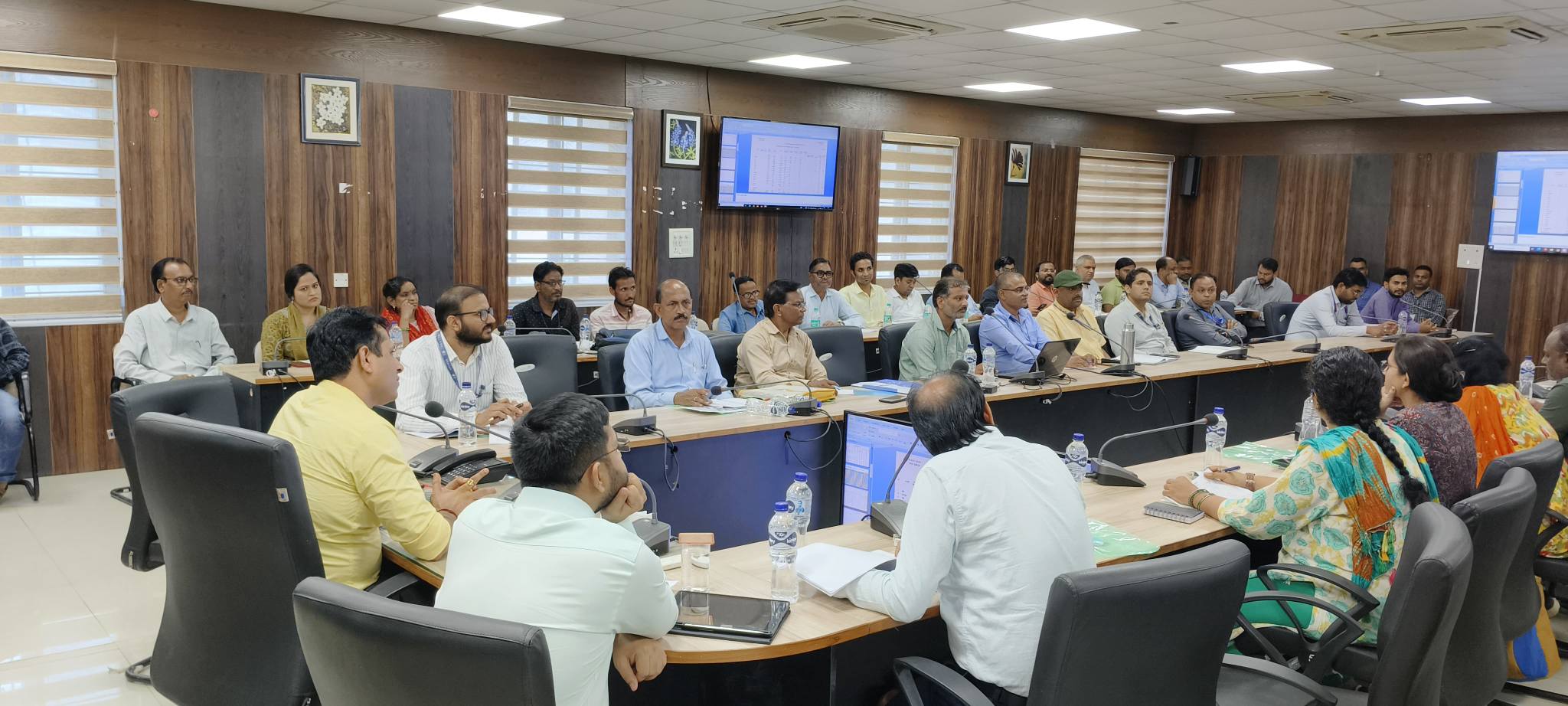 कलेक्टर की अध्यक्षता में दतिया में बैंकर्स समिति की समीक्षा बैठक संपन्न