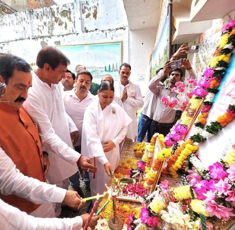 दतिया, 24 अगस्त 2025। दतिया स्थित गहोई धर्मशाला में ब्रह्माकुमारी आश्रम द्वारा रक्तदान शिविर का आयोजन किया गया। इस अवसर पर पूर्व गृहमंत्री डॉ. नरोत्तम मिश्रा ने शिविर में पहुँचकर सहभागिता की। समारोह में आश्रम की आदरणीय दीपा बहन जी भी मौजूद रहीं। डॉ. मिश्रा ने रक्तदान को मानवता की सबसे बड़ी सेवा बताते हुए कहा कि “रक्तदान करना केवल जीवन ही नहीं बचाता, बल्कि यह समाज में मानवता और करुणा की सच्ची मिसाल है।” रक्तदान शिविर में बड़ी संख्या में युवाओं और समाजसेवियों ने रक्तदान कर कार्यक्रम को सफल बनाया।