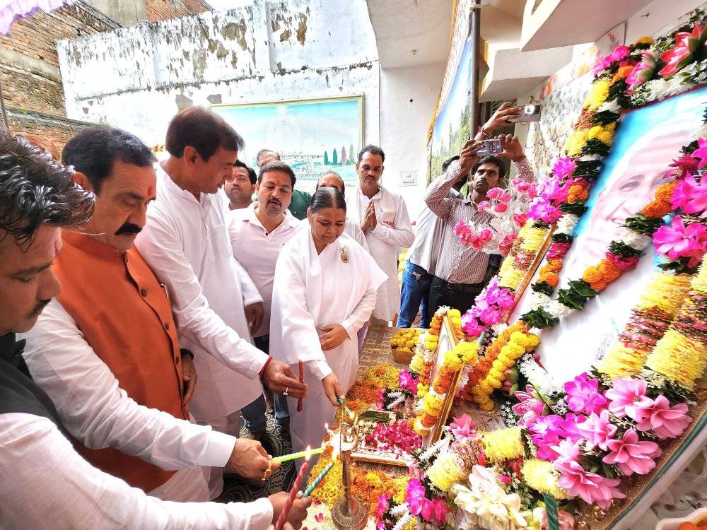 दतिया, 24 अगस्त 2025। दतिया स्थित गहोई धर्मशाला में ब्रह्माकुमारी आश्रम द्वारा रक्तदान शिविर का आयोजन किया गया। इस अवसर पर पूर्व गृहमंत्री डॉ. नरोत्तम मिश्रा ने शिविर में पहुँचकर सहभागिता की। समारोह में आश्रम की आदरणीय दीपा बहन जी भी मौजूद रहीं। डॉ. मिश्रा ने रक्तदान को मानवता की सबसे बड़ी सेवा बताते हुए कहा कि “रक्तदान करना केवल जीवन ही नहीं बचाता, बल्कि यह समाज में मानवता और करुणा की सच्ची मिसाल है।” रक्तदान शिविर में बड़ी संख्या में युवाओं और समाजसेवियों ने रक्तदान कर कार्यक्रम को सफल बनाया।