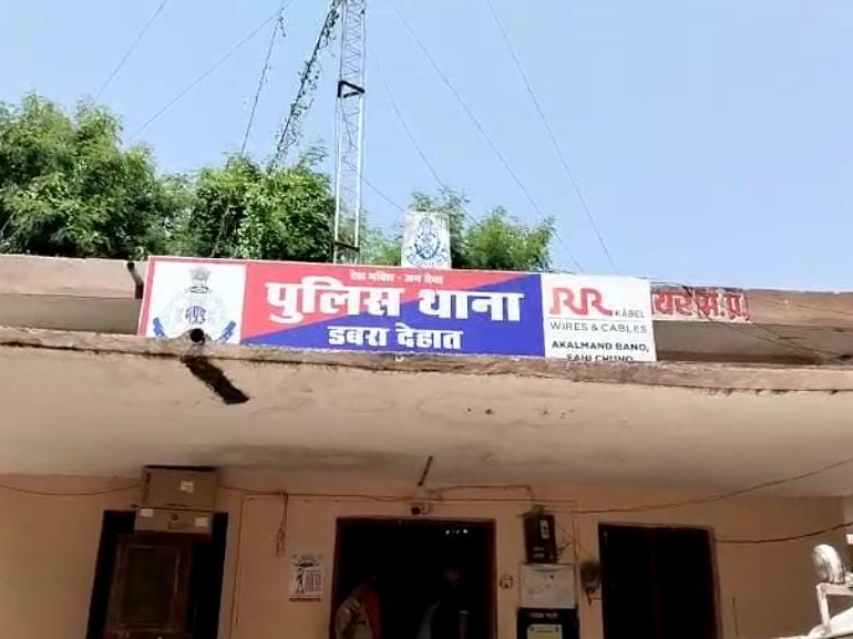 डबरा देहात पुलिस ने एक महिला जेल प्रहरी को ब्लैकमेल कर 20 लाख रुपए वसूलने वाले आरोपी को गिरफ्तार किया है। आरोपी की पहचान शिवम चौबे, निवासी ग्वालियर, के रूप में हुई है।
