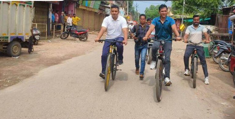 साइकिल पर निकले कलेक्टर और एसपी, सफाई व्यवस्था का लिया जायजा
