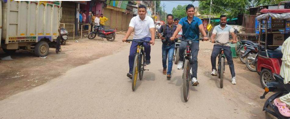 साइकिल पर निकले कलेक्टर और एसपी, सफाई व्यवस्था का लिया जायजा