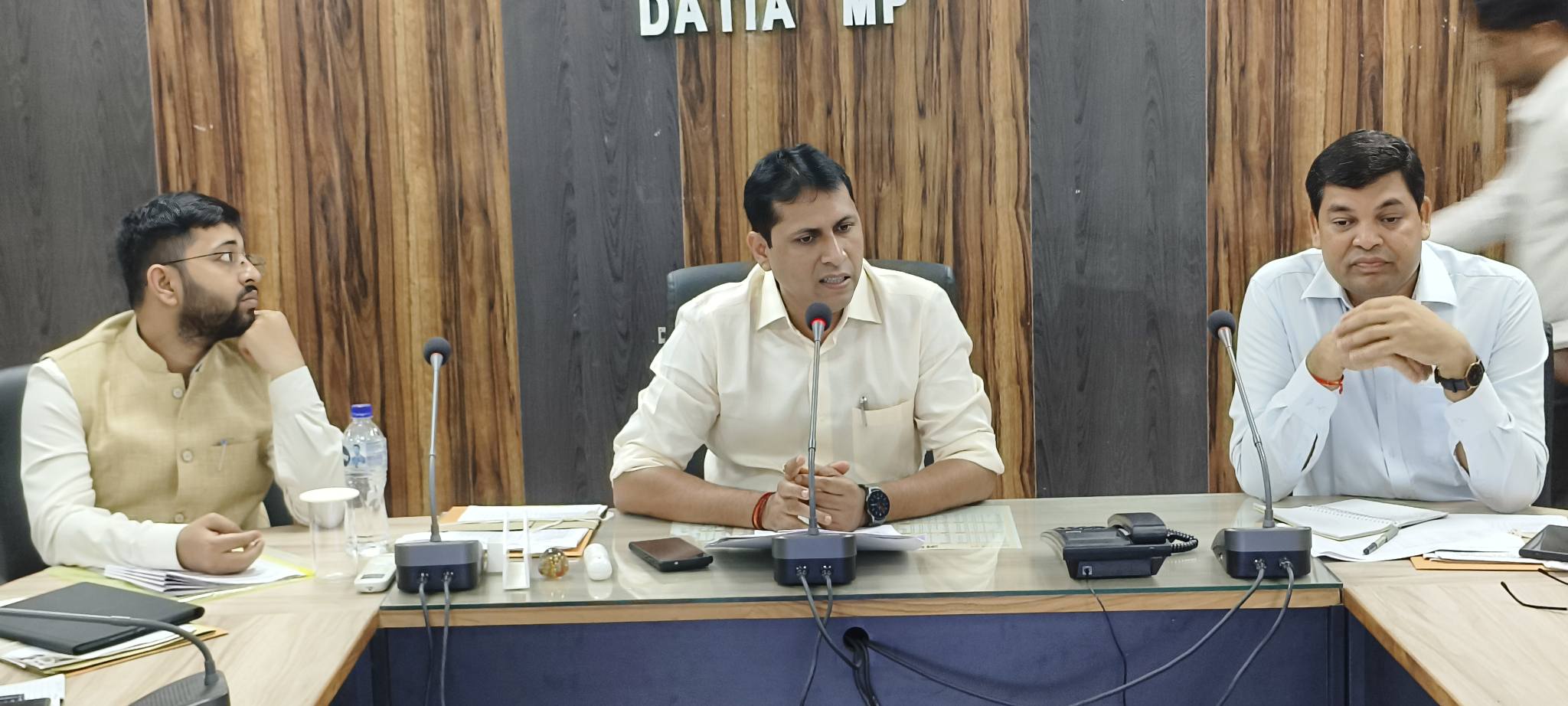 कलेक्टर स्वप्निल वानखड़े ने समय-सीमा बैठक में विभागीय योजनाओं की समीक्षा की