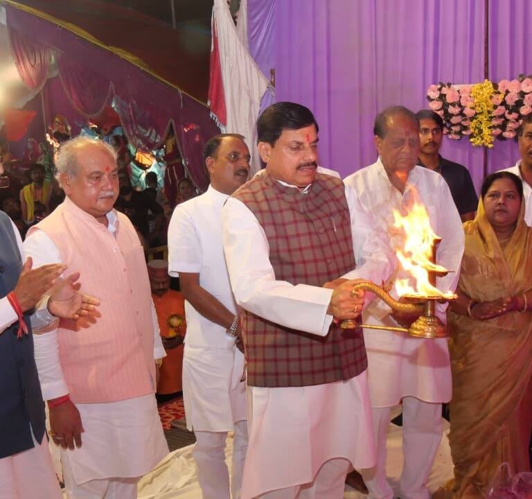 मुख्यमंत्री डॉ. मोहन यादव ठाठीपुर के राजा श्रीगणेश जी की आरती में हुए शामिल