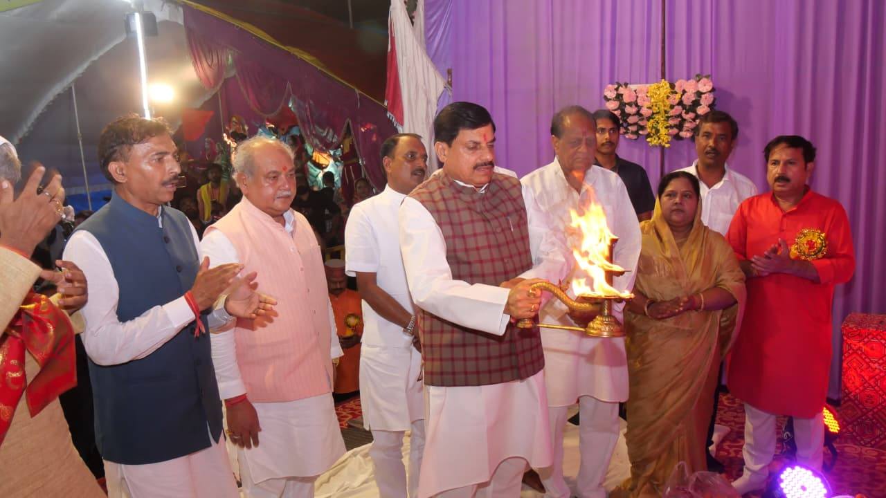 मुख्यमंत्री डॉ. मोहन यादव ठाठीपुर के राजा श्रीगणेश जी की आरती में हुए शामिल