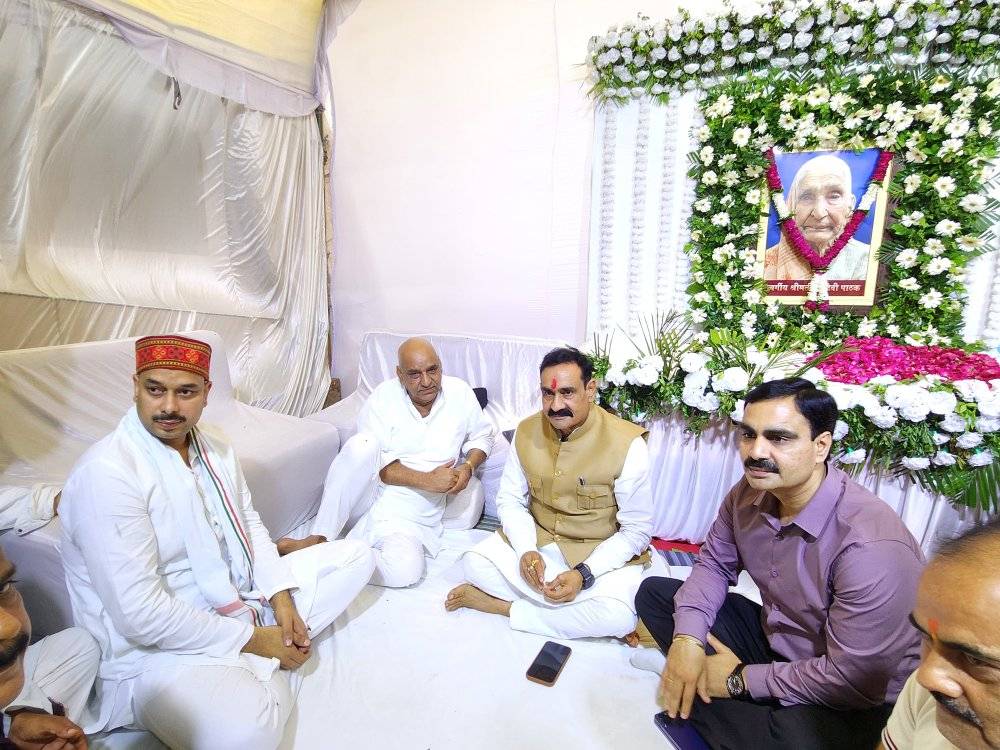 डॉ. नरोत्तम मिश्रा ने प्रवीण पाठक की दादीजी को दी श्रद्धांजलि