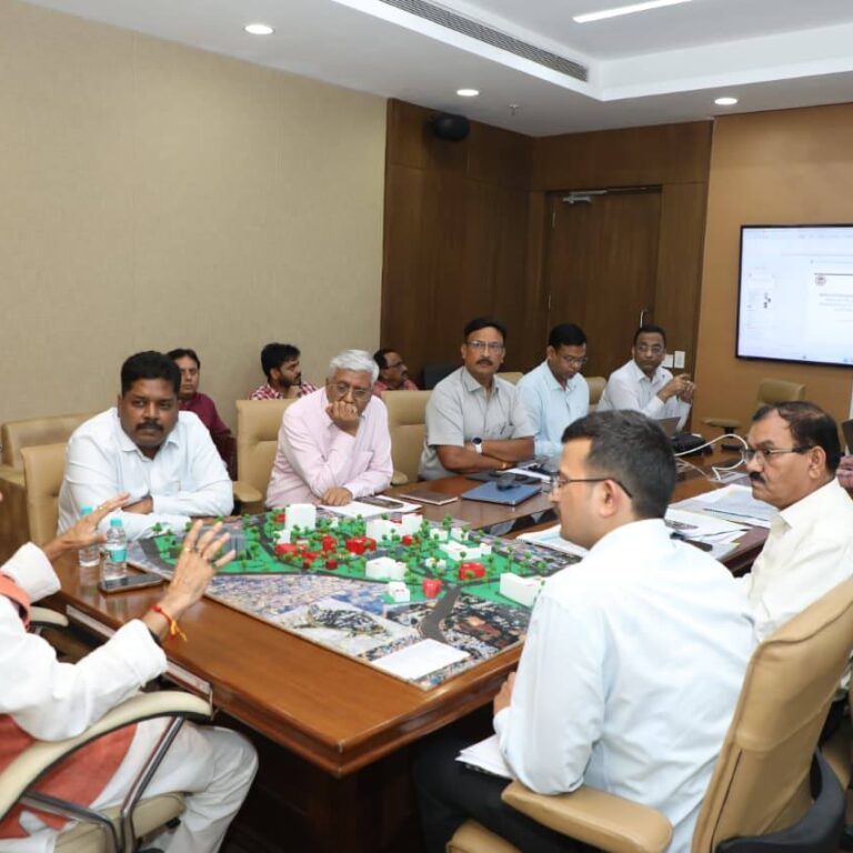 उप मुख्यमंत्री राजेंद्र शुक्ला ने भोपाल में जबलपुर और ग्वालियर मेडिकल कॉलेज उन्नयन योजना की की व्यापक समीक्षा
