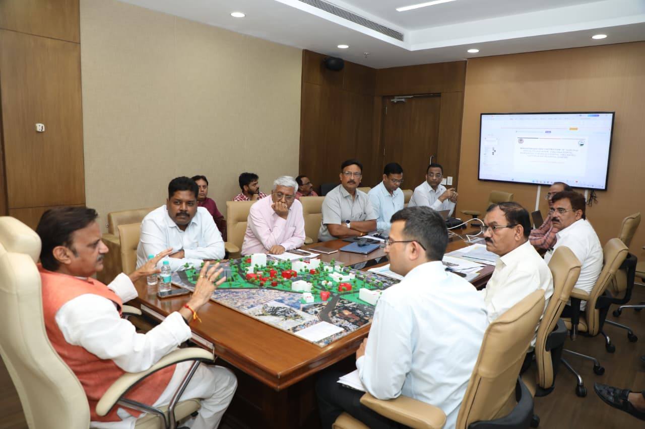 उप मुख्यमंत्री राजेंद्र शुक्ला ने भोपाल में जबलपुर और ग्वालियर मेडिकल कॉलेज उन्नयन योजना की की व्यापक समीक्षा