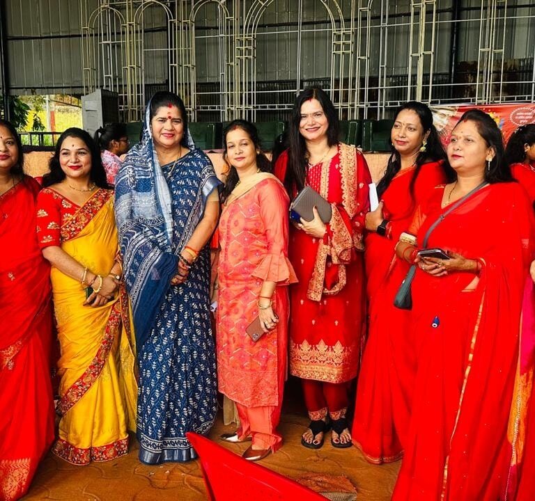 इमरती देवी ने किया दीप प्रज्ज्वलन डबरा। शाहनाई गार्डन में गरबा एवं डांडिया महोत्सव का शुभारंभ पूर्व मंत्री इमरती देवी ने विधिवत दीप प्रज्ज्वलन कर किया। कार्यक्रम में नगरवासियों की बड़ी संख्या में उपस्थिति रही और उत्साहपूर्वक गरबा एवं डांडिया महोत्सव की शुरुआत हुई।