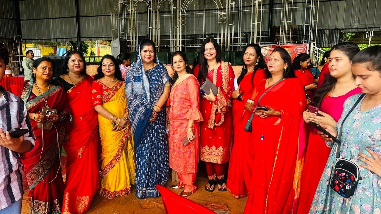 इमरती देवी ने किया दीप प्रज्ज्वलन डबरा। शाहनाई गार्डन में गरबा एवं डांडिया महोत्सव का शुभारंभ पूर्व मंत्री इमरती देवी ने विधिवत दीप प्रज्ज्वलन कर किया। कार्यक्रम में नगरवासियों की बड़ी संख्या में उपस्थिति रही और उत्साहपूर्वक गरबा एवं डांडिया महोत्सव की शुरुआत हुई।