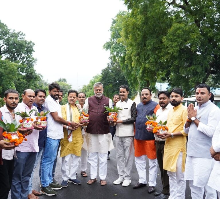 प्रहलाद सिंह पटेल ने रायसेन जिले की नदियों के पवित्र जल और मिट्टी से भरे कलश स्वीकार किए