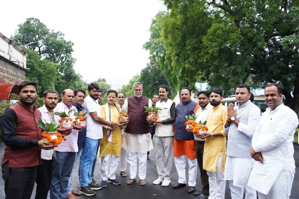 प्रहलाद सिंह पटेल ने रायसेन जिले की नदियों के पवित्र जल और मिट्टी से भरे कलश स्वीकार किए