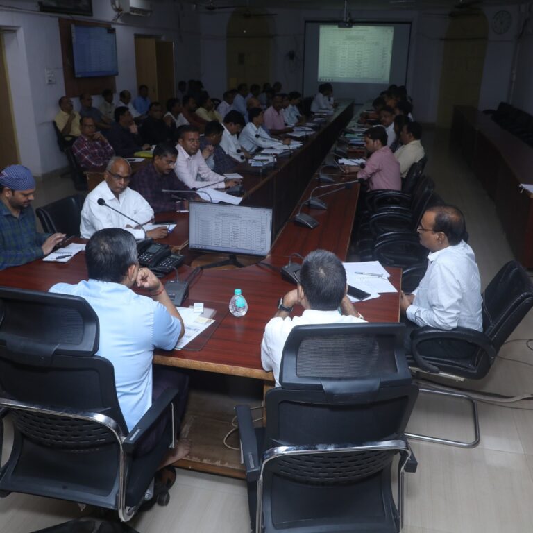 कलेक्ट्रेट सभागार में कलेक्टर शिवपुरी ने आज अंतर विभागीय समन्वय बैठक ली। बैठक में सीएम हेल्पलाइन व समय-सीमा पत्रों की लंबित शिकायतों की गहन समीक्षा की गई