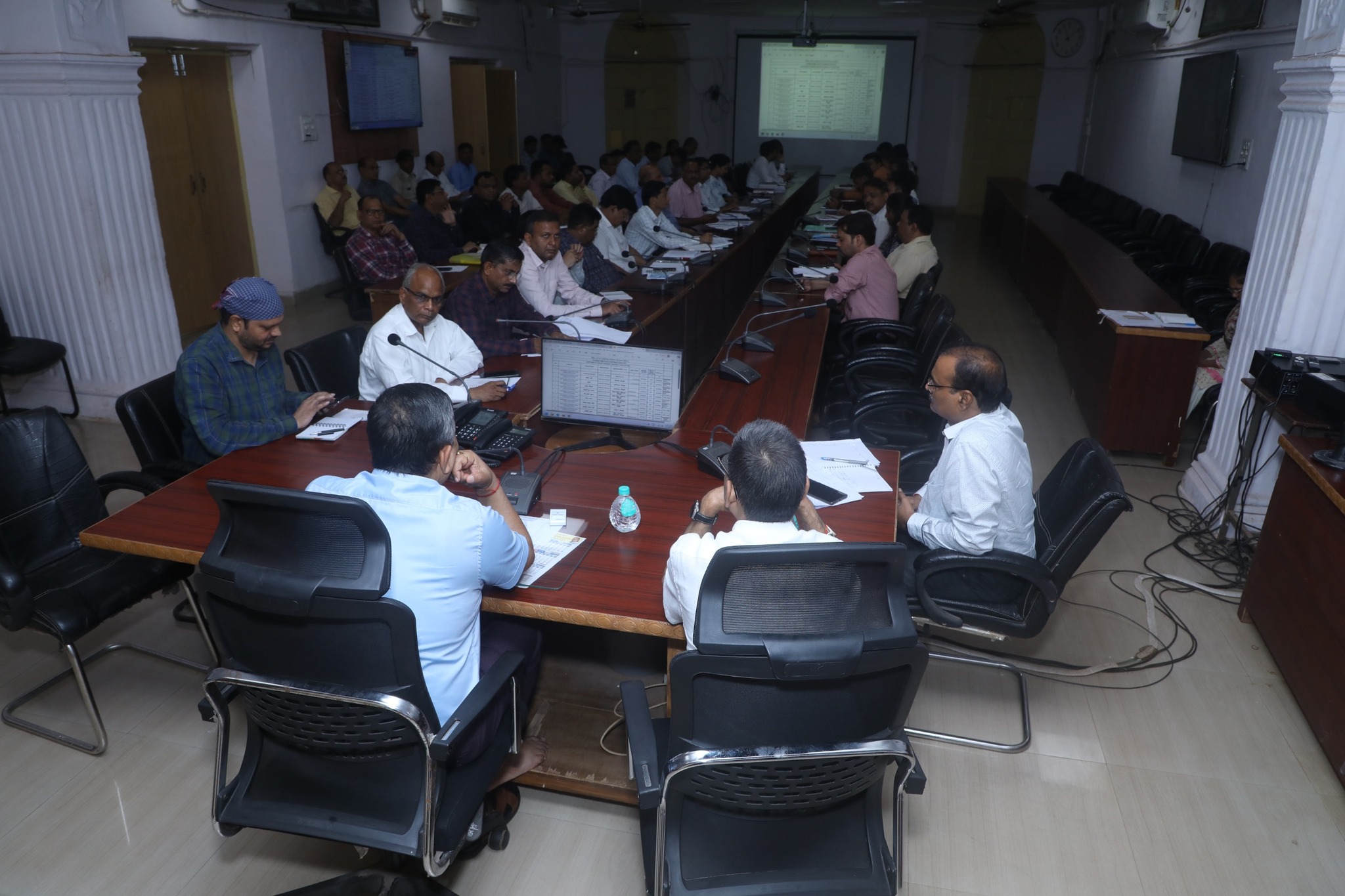 कलेक्ट्रेट सभागार में कलेक्टर शिवपुरी ने आज अंतर विभागीय समन्वय बैठक ली। बैठक में सीएम हेल्पलाइन व समय-सीमा पत्रों की लंबित शिकायतों की गहन समीक्षा की गई