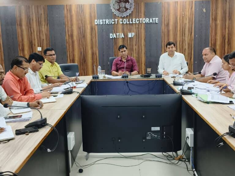 कलेक्टर ने ली राजस्व अधिकारियों की समीक्षा बैठक
