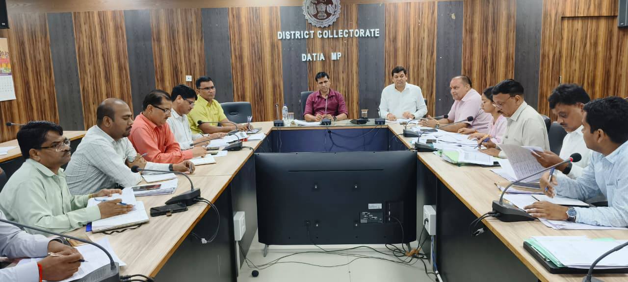 कलेक्टर ने ली राजस्व अधिकारियों की समीक्षा बैठक