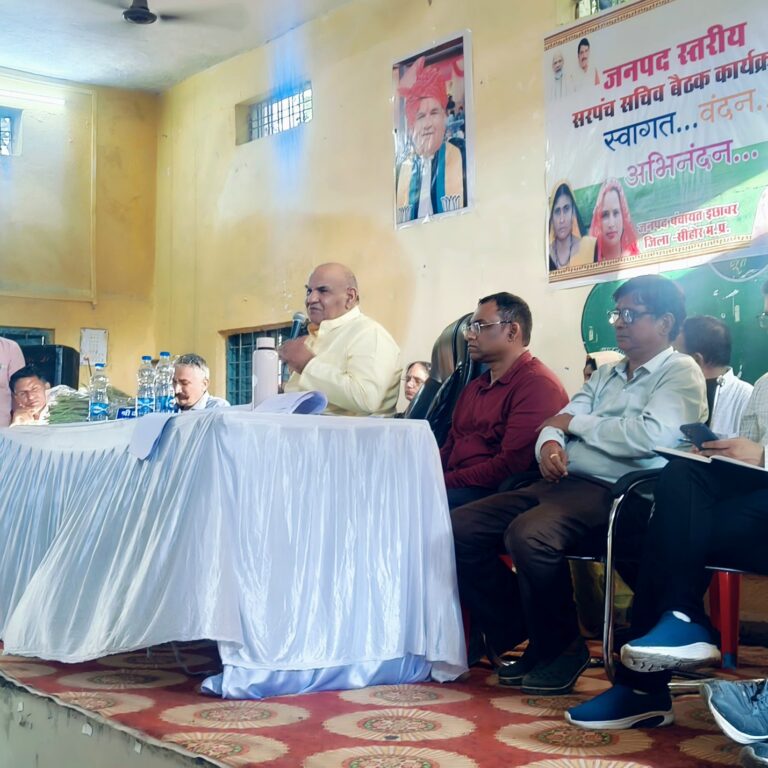 मंत्री करण सिंह वर्मा ने इछावर तहसील में आयोजित सरपंच एवं सचिवों की बैठक में ग्रामीण समस्याओं पर की चर्चा
