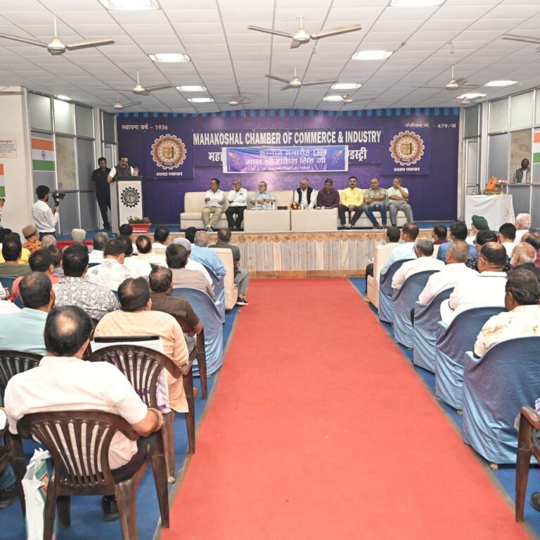 जबलपुर। मध्यप्रदेश का सबसे बड़ा फ्लाईओवर, “वीरांगना रानी दुर्गावती फ्लाईओवर”, आज जबलपुरवासियों के सपनों को साकार करते हुए शहर की गौरवशाली पहचान बनकर खड़ा है। मंत्री राकेश सिंह ने कहा कि इस ऐतिहासिक उपलब्धि के लिए महाकोशल चैम्बर ऑफ कॉमर्स एंड इंडस्ट्रीज सहित अन्य व्यापारी संघों द्वारा उन्हें जो सम्मान और अभिनंदन मिला, वह अविस्मरणीय है। उन्होंने इसे केवल अपना सम्मान न बताते हुए कहा कि यह जबलपुर की जनता, इंजीनियर्स, मजदूर भाइयों और सभी कर्मियों की मेहनत का परिणाम है। मंत्री ने कहा कि जबलपुर एवं महाकोशल क्षेत्र के विकास के लिए प्रतिबद्धता लगातार बनी रहेगी। 📍 जबलपुर 🚧 वी. रानी दुर्गावती फ्लाईओवर 🗓️ 2025