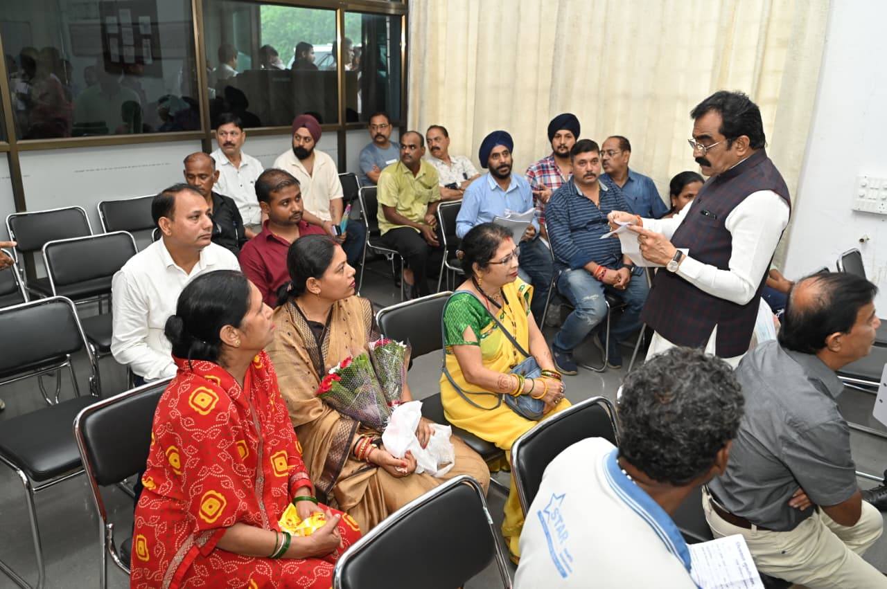 मंत्री राकेश सिंह ने नागपाल गार्डन कार्यालय में नागरिकों और कार्यकर्ताओं से की मुलाकात, समस्याओं के शीघ्र समाधान के दिए निर्देश