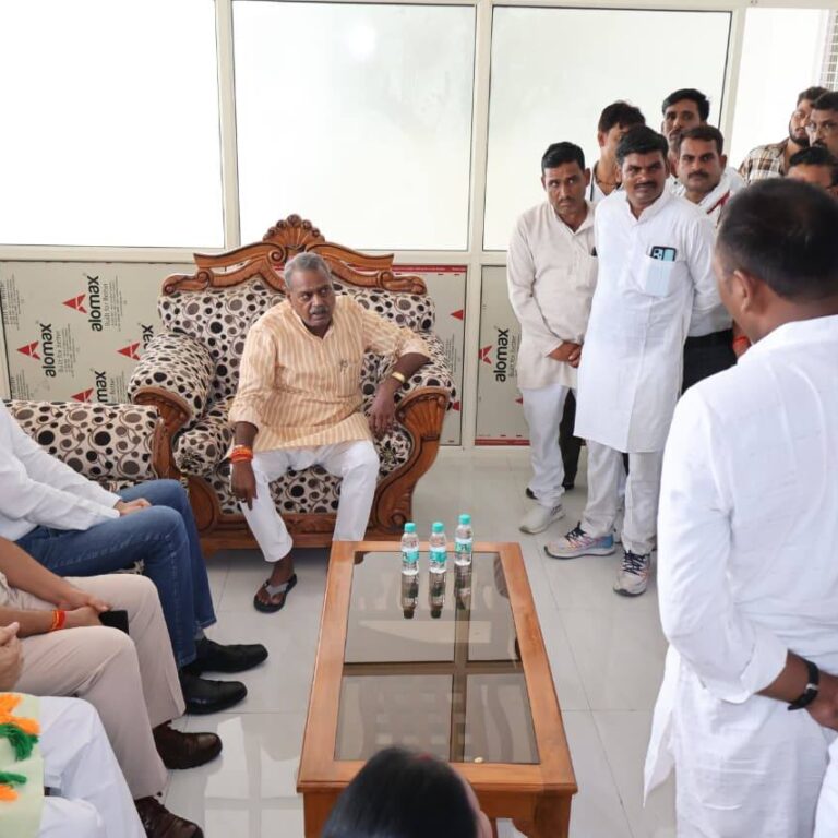 मंत्री नारायण सिंह कुशवाह आज प्रभार जिला निवाड़ी के ओरछा सर्किट हाउस पहुंचे। इस अवसर पर कलेक्टर श्री लोकेश कुमार जांगिड़ और पुलिस अधीक्षक डॉ. राय सिंह नरवरिया ने पुष्पगुच्छ भेंट कर उनका स्वागत किया। मंत्री कुशवाह ने आमजन की समस्याएं सुनी और उनके शीघ्र निराकरण हेतु आवश्यक दिशा-निर्देश दिए। साथ ही अन्य प्रशासनिक और विकास संबंधी विषयों पर भी चर्चा की। इस अवसर पर जिले के अन्य जनप्रतिनिधि एवं संबंधित अधिकारी उपस्थित रहे।