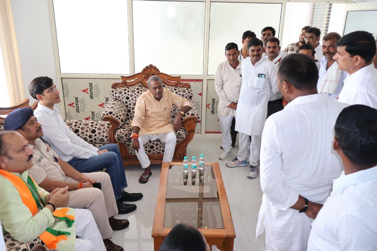 मंत्री नारायण सिंह कुशवाह आज प्रभार जिला निवाड़ी के ओरछा सर्किट हाउस पहुंचे। इस अवसर पर कलेक्टर श्री लोकेश कुमार जांगिड़ और पुलिस अधीक्षक डॉ. राय सिंह नरवरिया ने पुष्पगुच्छ भेंट कर उनका स्वागत किया। मंत्री कुशवाह ने आमजन की समस्याएं सुनी और उनके शीघ्र निराकरण हेतु आवश्यक दिशा-निर्देश दिए। साथ ही अन्य प्रशासनिक और विकास संबंधी विषयों पर भी चर्चा की। इस अवसर पर जिले के अन्य जनप्रतिनिधि एवं संबंधित अधिकारी उपस्थित रहे।