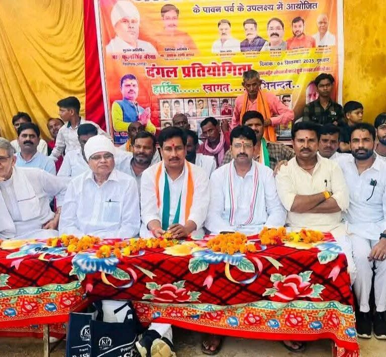 विधायक राजेन्द्र भारती भांडेर में धरना-प्रदर्शन, वोट अधिकार यात्रा और दंगल प्रतियोगिता में हुए शामिल