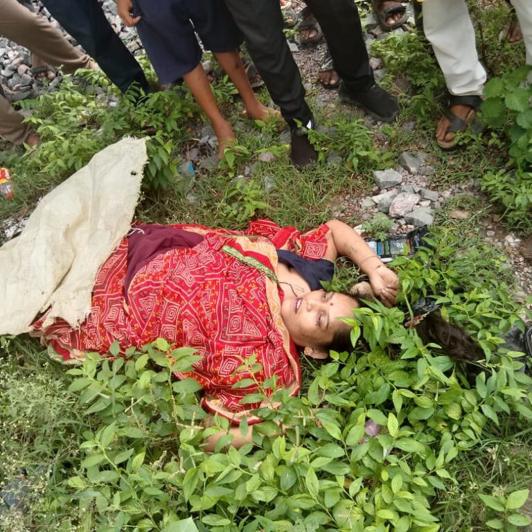 ChatGPT said: डबरा: रेलवे ओवरब्रिज से महिला ने की आत्महत्या, पहचान नहीं हो सकी