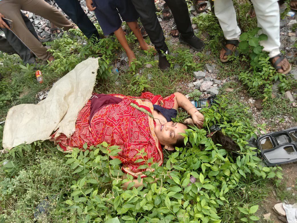 ChatGPT said: डबरा: रेलवे ओवरब्रिज से महिला ने की आत्महत्या, पहचान नहीं हो सकी