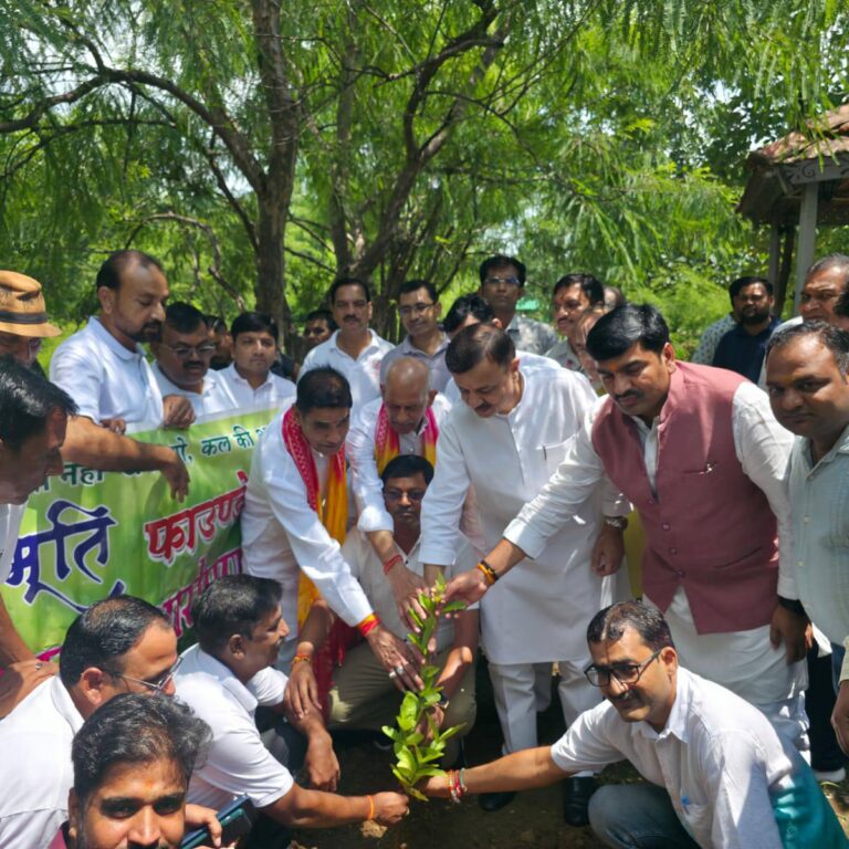 मंत्री उदय प्रताप सिंह ने सतना में #एक_पेड़_मां_के_नाम अभियान में वृक्षारोपण किया