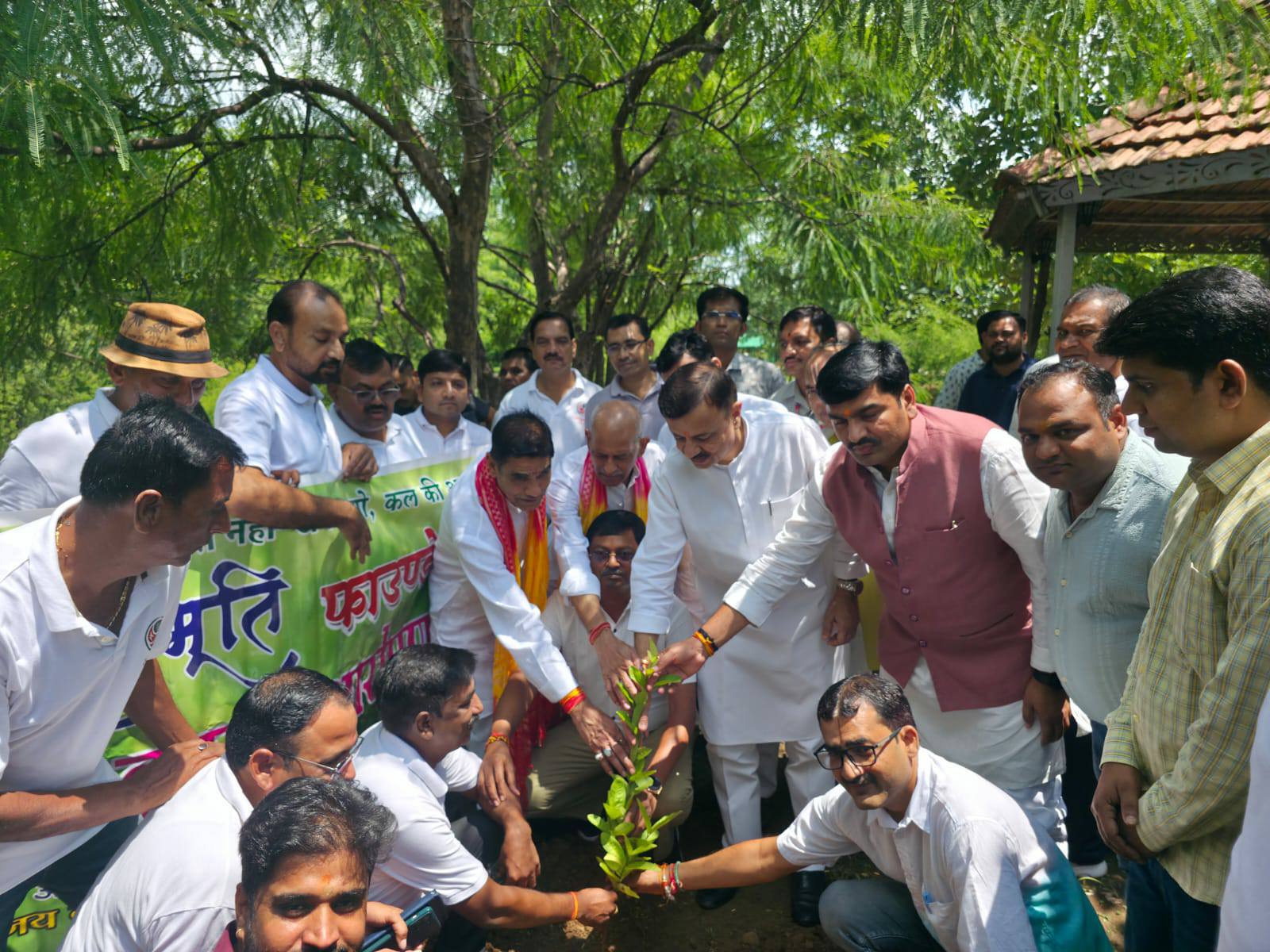 मंत्री उदय प्रताप सिंह ने सतना में #एक_पेड़_मां_के_नाम अभियान में वृक्षारोपण किया