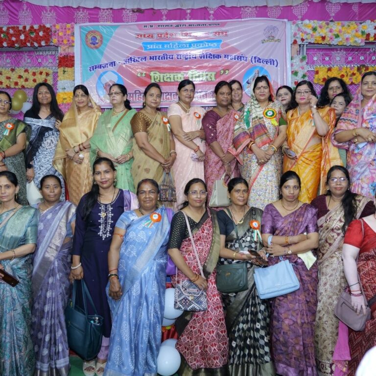 पूर्व कैबिनेट मंत्री इमरती देवी ने शिक्षक सम्मान समारोह में किया शिक्षकों का सम्मान