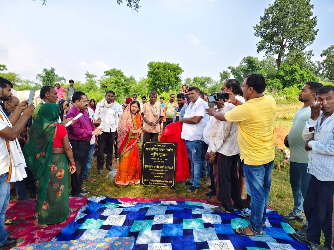 📰 मंत्री राधा सिंह ने ग्राम पंचायत बरहट में सामुदायिक भवन का किया भूमि पूजन