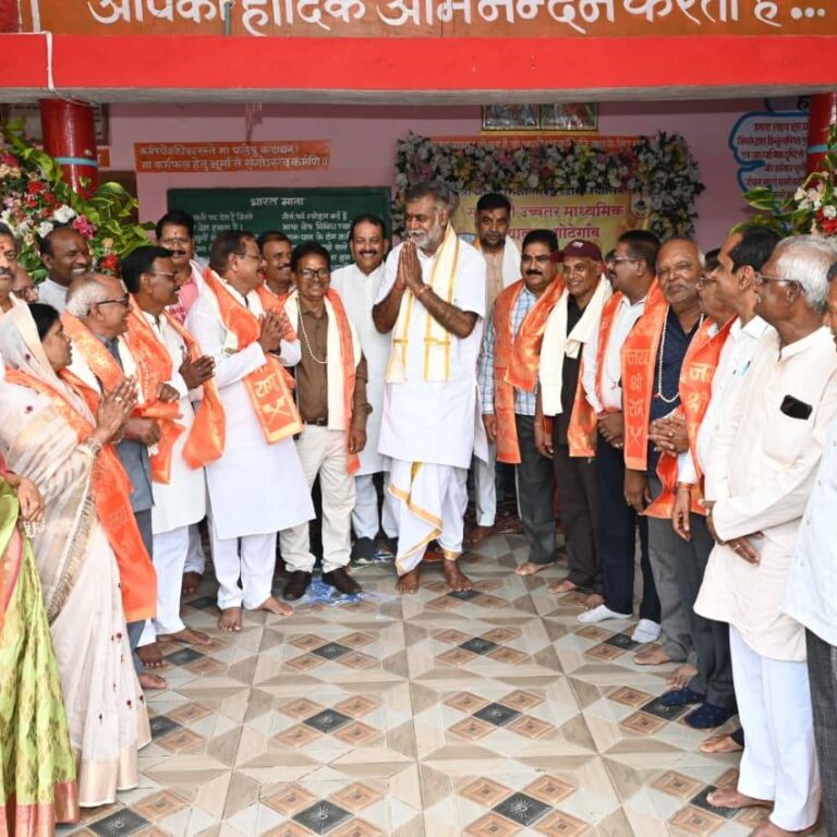 गोटेगाँव, श्रीधाम (नरसिंहपुर)। शिक्षक दिवस के अवसर पर श्री आदर्श शिक्षा समिति द्वारा आयोजित सम्मान समारोह में केंद्रीय मंत्री प्रह्लाद सिंह पटेल ने गुरुजनों का सम्मान किया। इस दौरान उन्होंने कहा कि— “समाज में मेधा रखने वाला प्रत्येक व्यक्ति आने वाली पीढ़ी को कुछ न कुछ अवश्य दे। आज देश को एक सात्विक, चरित्रवान और निस्वार्थ भाव से संकल्पित पीढ़ी की आवश्यकता है।” समारोह में उन्होंने गुरुजनों को नमन करते हुए शिक्षा के विभिन्न आयामों पर चर्चा की और समाज को ज्ञानवान व सामर्थ्यवान बनाने के लिए गुरु-शिष्य परंपरा को और मजबूत करने का आह्वान किया। 📍 गोटेगाँव, श्रीधाम (जिला नरसिंहपुर) 🗓️ शिक्षक दिवस समारोह