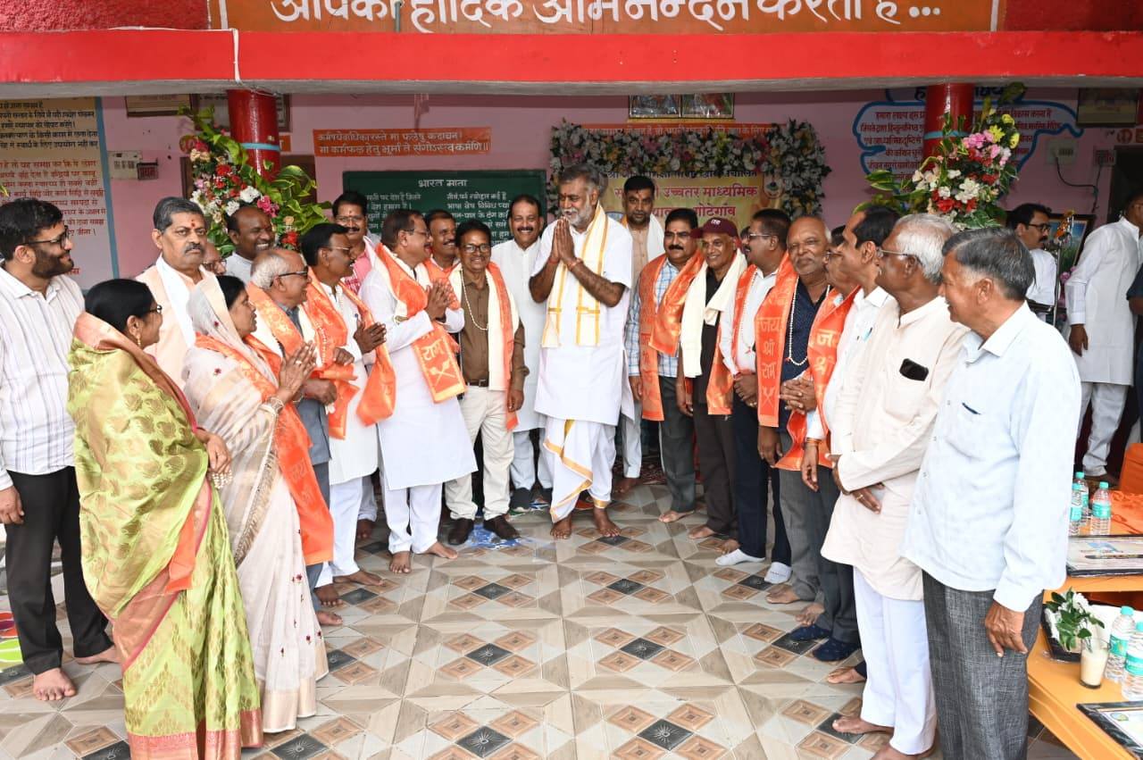 गोटेगाँव, श्रीधाम (नरसिंहपुर)। शिक्षक दिवस के अवसर पर श्री आदर्श शिक्षा समिति द्वारा आयोजित सम्मान समारोह में केंद्रीय मंत्री प्रह्लाद सिंह पटेल ने गुरुजनों का सम्मान किया। इस दौरान उन्होंने कहा कि— “समाज में मेधा रखने वाला प्रत्येक व्यक्ति आने वाली पीढ़ी को कुछ न कुछ अवश्य दे। आज देश को एक सात्विक, चरित्रवान और निस्वार्थ भाव से संकल्पित पीढ़ी की आवश्यकता है।” समारोह में उन्होंने गुरुजनों को नमन करते हुए शिक्षा के विभिन्न आयामों पर चर्चा की और समाज को ज्ञानवान व सामर्थ्यवान बनाने के लिए गुरु-शिष्य परंपरा को और मजबूत करने का आह्वान किया। 📍 गोटेगाँव, श्रीधाम (जिला नरसिंहपुर) 🗓️ शिक्षक दिवस समारोह