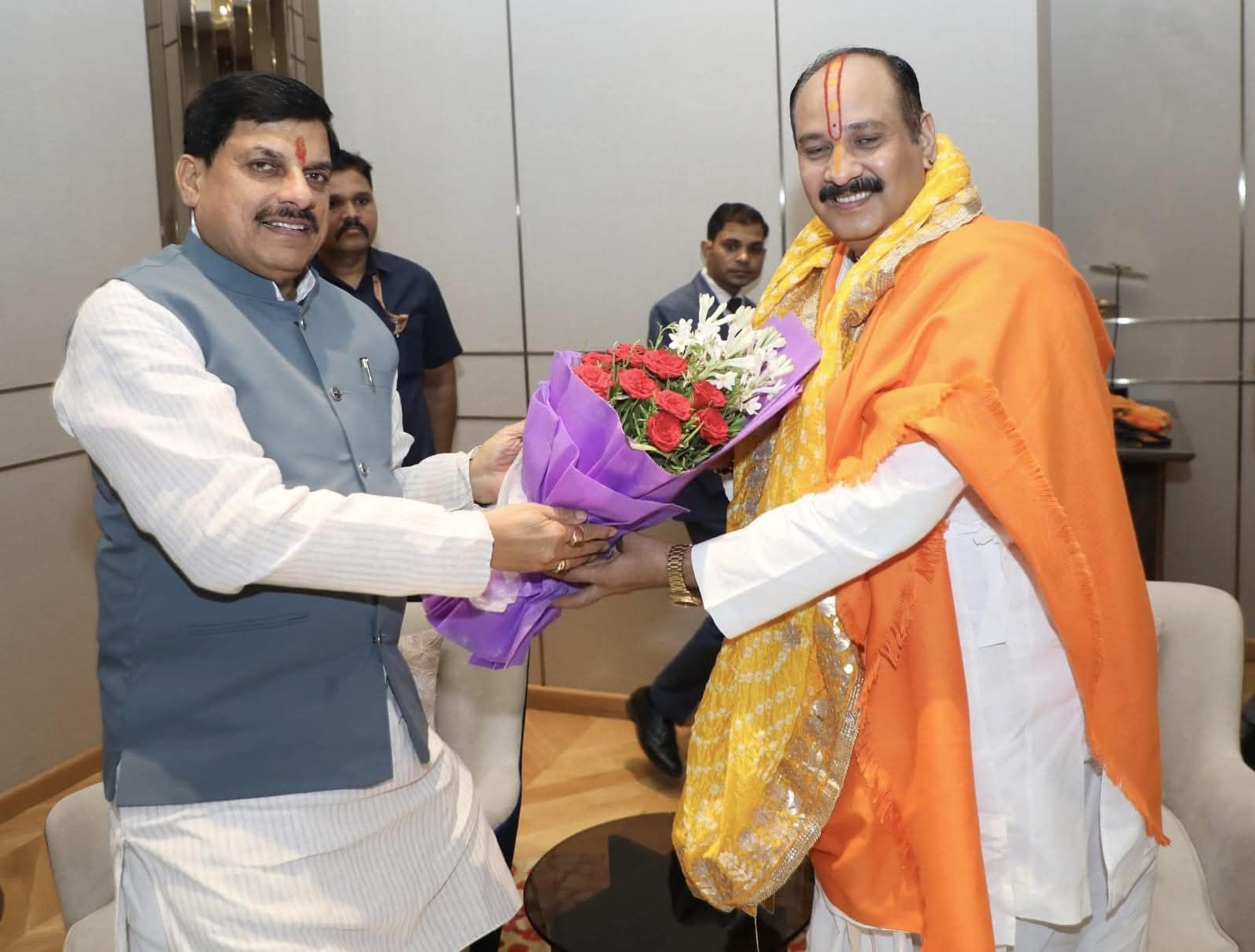 मुख्यमंत्री मोहन यादव से कथावाचक पंडित प्रदीप मिश्रा ने की सौजन्य भेंट